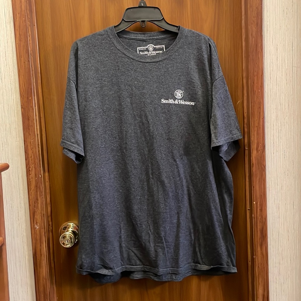Men's gray SMITH AND WESSON "American flag" t-shirt. Size XL